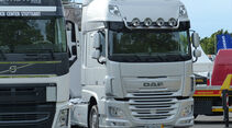 Die neuen Fernverkehrs-Lkw von Volvo und DAF standen zur ausgiebigen Besichtigung bereit.