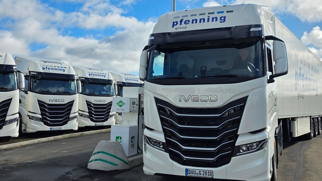 Die pfenning-Gruppe, Full-Service-Dienstleister für Supply-Chain-Lösungen des deutschen Mittelstands aus der Metropolregion Rhein-Neckar, erweitert ihren aus über 1.000 Einheiten bestehenden Fuhrpark um 16 neue IVECO S-Way CNG Sattelzugmaschine und vier neue IVECO S-Way CNG-Wechselbrückenfahrgestelle.