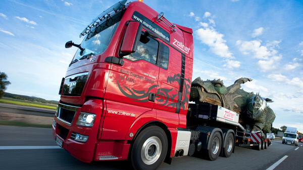 Die spektakuläre Fracht sorgt auf der Autobahn für große Augen.