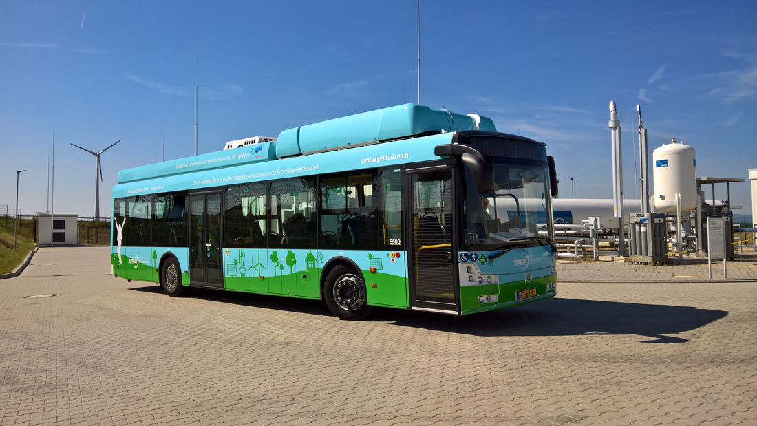 Dieser Brennstoffzellenbus drehte 2016 bereits zu Demonstrationszwecken seine Runden im Energiepark Mainz. Im Stadtteil Hechtsheim entsteht seit 2015 aus Windenergie umweltfreundlich Wasserstoff, der künftig auch elf Busse in Wiesbaden, Mainz und Frankfurt antreiben soll. Foto: Mainzer Stadtwerke 