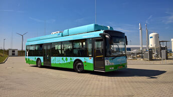 Dieser Brennstoffzellenbus drehte 2016 bereits zu Demonstrationszwecken seine Runden im Energiepark Mainz. Im Stadtteil Hechtsheim entsteht seit 2015 aus Windenergie umweltfreundlich Wasserstoff, der künftig auch elf Busse in Wiesbaden, Mainz und Frankfurt antreiben soll. Foto: Mainzer Stadtwerke