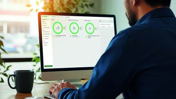 Digitale Fahrzeugakte, Mitarbeiter vor Computer