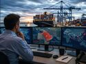 Digitale Überwachung internationaler Lieferketten mit umgeleiteten Seefrachtrouten während einer geopolitischen Krise.