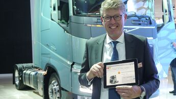 Dr. Hans Geesmann vom Volvo Marketing freut sich über den Verlauf der Auktion.