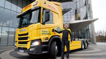 Dr. Tobias Meyer, CEO der DHL Group, mit dem EREV-Lkw von Scania