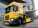 Dr. Tobias Meyer, CEO der DHL Group, mit dem EREV-Lkw von Scania
