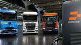 Drei Elektro-Lkw von Daimler Truck, MAN und Scania an einer Milence-Ladestation bei der MCS-Demonstration auf der IAA Transportation 2026.