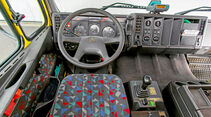 Drei Generationen Mercedes-Lkw, Armaturen, Motortunnel
