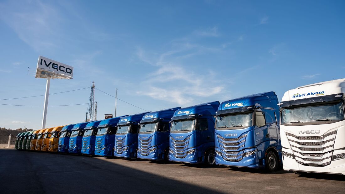 Drei spanische Transportunternehmen erhalten insgesamt 400 Iveco S-Way für den Fernverkehr. Die Übergabe erfolgte bei der Eröffnung eines neuen Standorts nahe Almería, in den acht Millionen Euro investiert wurden.