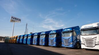 Drei spanische Transportunternehmen erhalten insgesamt 400 Iveco S-Way für den Fernverkehr. Die Übergabe erfolgte bei der Eröffnung eines neuen Standorts nahe Almería, in den acht Millionen Euro investiert wurden.