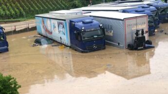 Dreimüller Lkw unter Wasser