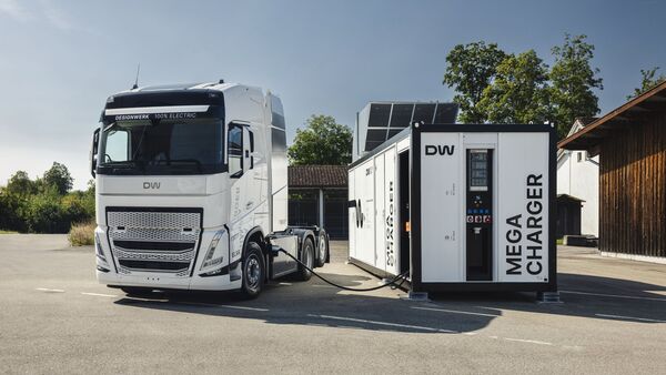 E-LKW lädt erstmals mit über 1,1 Megawatt Leistung