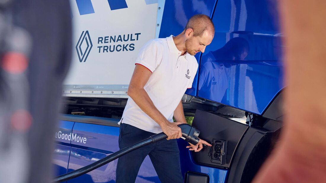 E-Lkw von Renault Trucks beim Laden.