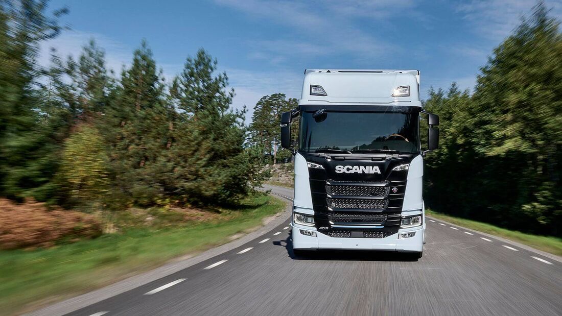 E-Lkw von Scania auf der Landstraße