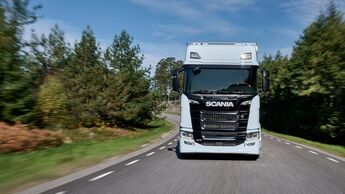 E-Lkw von Scania auf der Landstraße