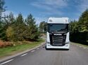 E-Lkw von Scania auf der Landstraße