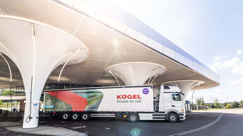 E-optimierter Kögel Light Plus auf der IAA Transportation 2026, dessen veränderte Achsgeometrie die Nutzlast von Elektro-Lkw erhöhen soll.