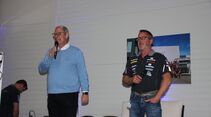 ETM-Geschäftsführer Oliver Trost (links) und Rennfahrer Jochen Hahn begrüßten die Teilnehmer zum ersten „Boxenstopp“ in den Werkshallen von Hahn Racing in Altensteig.
