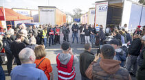 Edwin Atema (hinten rechts), niederländischer Gewerkschafter des FNV und dem Road Transport Due Diligence Team (RTDD), spricht auf der Raststätte Gräfenhausen zu streikenden Lastwagenfahrern an LKWs. Auf der Raststätte streiken Lastwagenfahrer. Neben ihm stehen Bijan Kaffenberger (SPD, M), Mitglied des hessischen Landtags, undd Alexander Schweitzer (SPD, l), Minister für Arbeit, Soziales, Transformation und Digitalisierung von Rheinland-Pfalz. Am Karfreitag wollte der Besitzer der LKWs mit einer Gruppe eines bezahlten Sicherheitsdienstes sich Zutritt zu den LKWs verschaffen.