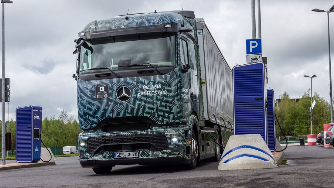 Ein E-Actros 600 beim Laden an einer Ladesäule.