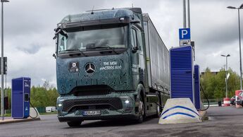 Ein E-Actros 600 beim Laden an einer Ladesäule.