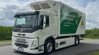 Ein E-Lkw von Volvo, der FM Electric, ist im Autrag der Goldschmaus Gruppe unterwegs mit dem elektrischen Kühler TEJ 130 von Mitsubishi.