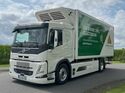 Ein E-Lkw von Volvo, der FM Electric, ist im Autrag der Goldschmaus Gruppe unterwegs mit dem elektrischen Kühler TEJ 130 von Mitsubishi.