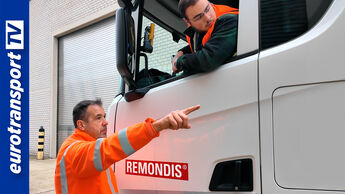 Ein Fahrschullehrer weist einen Fahrschüler in einem Remondis-LKW ein, eurotransporttv-Logo sichtbar links; Ausbildung für Berufskraftfahrer.