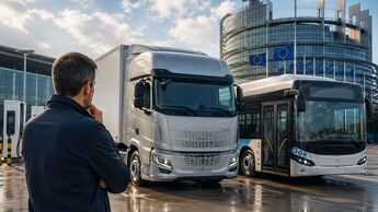 Ein Fuhrparkmanager betrachtet einen Elektro-Lkw und einen Elektrobus vor einem modernen europäischen Verwaltungsgebäude. Das Bild symbolisiert die Auswirkungen neuer EU-Vorgaben auf die Kosten der Verkehrswende.