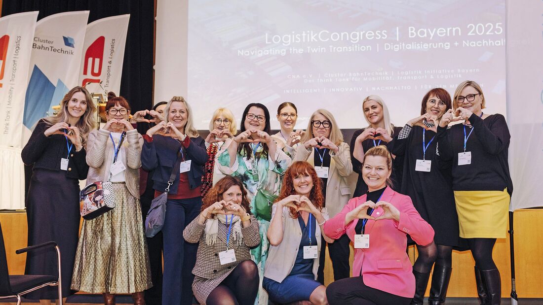 Ein Herz für Frauen in der Logistik: Ruth Pflaum (vorne rechts), Diana Simeth (zweite von rechts, vorne) und Dr. Larissa Eger (fünfte von rechts, hinten) engagieren sich bei „Logistik ist weiblich“.
