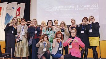 Ein Herz für Frauen in der Logistik: Ruth Pflaum (vorne rechts), Diana Simeth (zweite von rechts, vorne) und Dr. Larissa Eger (fünfte von rechts, hinten) engagieren sich bei „Logistik  ist weiblich“. 