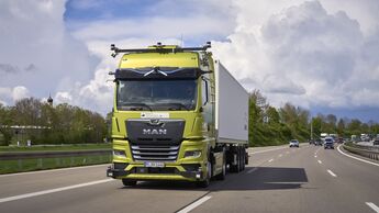 Ein Lkw von MAN fährt auf der Autobahn A9.