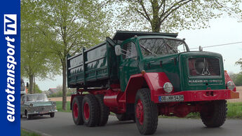 Ein Magirus-Deutz-Oldtimer-Lkw in Grün-Rot fährt auf einer Landstraße. Links ein Opel Rekord. Das eurotransporttv-Logo ist am linken Bildrand zu sehen.