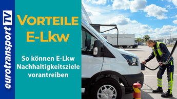 Ein Mitarbeiter in Arbeitskleidung lädt ein Elektro-FAhrzeug an einer Ladestation auf einem Betriebsgelände auf. Links im Bild ist das Logo von eurotransportTV zu sehen, begleitet von der Überschrift „Vorteile E-Lkw“ und dem Text „So können E-Lkw Nachhaltigkeitsziele vorantreiben“.