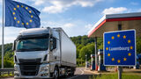 Ein Sattelzug fährt an einer Tankstelle nahe der Grenze zu Luxemburg vorbei. Das Motiv symbolisiert die von der EU genehmigte staatliche Beihilfe für Verkehrsunternehmen wegen gestiegener Kraftstoffkosten.
