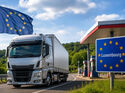 Ein Sattelzug fährt an einer Tankstelle nahe der Grenze zu Luxemburg vorbei. Das Motiv symbolisiert die von der EU genehmigte staatliche Beihilfe für Verkehrsunternehmen wegen gestiegener Kraftstoffkosten.