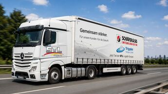 Ein Sattelzug mit den Logos von STL Logistik, Schäfer&SIS Interlogistik und Trippler Transport symbolisiert den Ausbau der STL Logistik Gruppe durch zwei Unternehmensübernahmen.