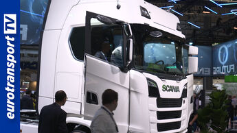 Ein Scania V8 steht auf dem Messestand von Scania auf der IAA Transportation 2024.