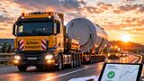 Ein Schwertransport fährt nachts auf einer Autobahn. Nordrhein-Westfalen will Genehmigungsverfahren für Groß- und Schwertransporte mit Digitalisierung, KI und einer neuen Behördenstruktur deutlich beschleunigen.
