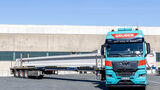 Ein Schwertransportfahrzeug von Gruber Logistics im Einsatz. Das Unternehmen meldet vier Jahre nach der Übernahme von Universal Transport ein operatives Rekordergebnis.