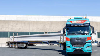 Ein Schwertransportfahrzeug von Gruber Logistics im Einsatz. Das Unternehmen meldet vier Jahre nach der Übernahme von Universal Transport ein operatives Rekordergebnis.