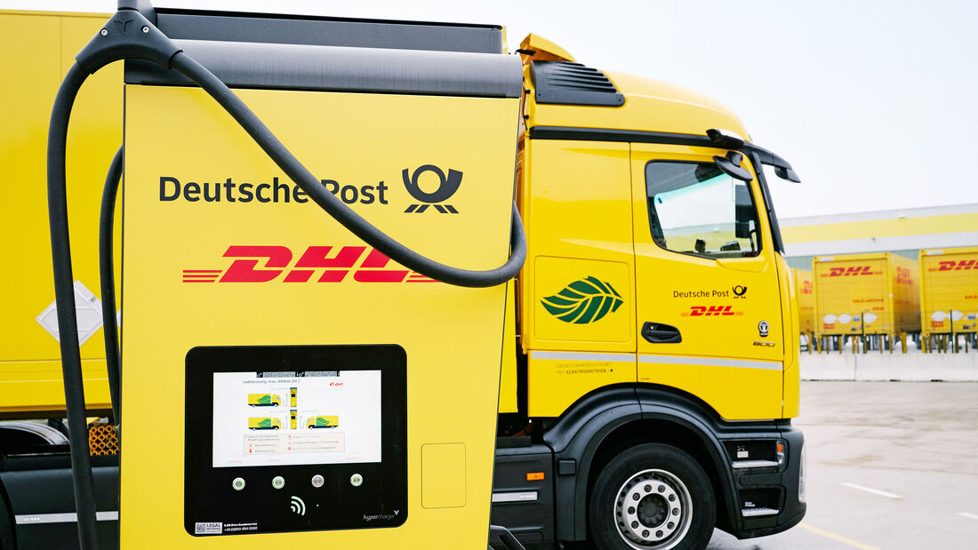 Ein Übersichtsbild zeigt eine Ladesäule für E-LKWs am Donnerstag, den 4. Dezember 2025 auf dem Gelände des Paketzentrums in Aschheim (Oberbayern) für ein Foto.

Foto: Sebastian Gabriel für DHL