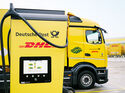 Ein Übersichtsbild zeigt eine Ladesäule für E-LKWs am Donnerstag, den 4. Dezember 2025 auf dem Gelände des Paketzentrums in Aschheim (Oberbayern) für ein Foto.

Foto: Sebastian Gabriel für DHL