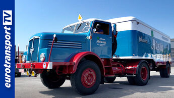 Ein alter, blauer Ifa Lkw im Halbprofil vor blauem Himmel. 