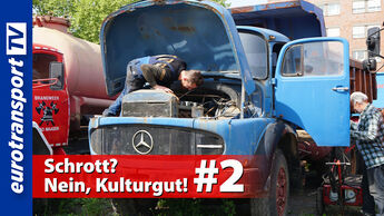 Ein alter blauer Mercedes-Lkw mit geöffnetem Motorraum wird inspiziert. Im Hintergrund ein altes rotes Feuerwehrfahrzeug. Das Bild gehört zur Serie 'Schrott? Nein, Kulturgut!' von eurotransportTV.