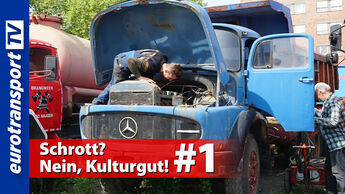 Ein alter blauer Mercedes-Lkw mit geöffnetem Motorraum wird inspiziert. Im Hintergrund ein altes rotes Feuerwehrfahrzeug. Das Bild gehört zur Serie 'Schrott? Nein, Kulturgut!' von eurotransportTV.