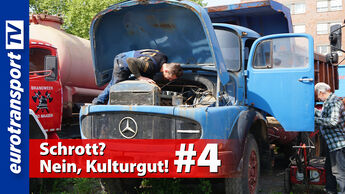 Ein alter blauer Mercedes-Lkw mit geöffnetem Motorraum wird inspiziert. Im Hintergrund ein altes rotes Feuerwehrfahrzeug. Das Bild gehört zur Serie 'Schrott? Nein, Kulturgut!' von eurotransportTV.