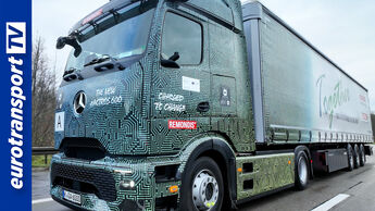 Ein futuristisch designter Mercedes-Benz eActros 600 fährt auf der Straße. Das Fahrzeug trägt das Remondis-Logo. Links im Bild befindet sich das eurotransportTV-Logo.
