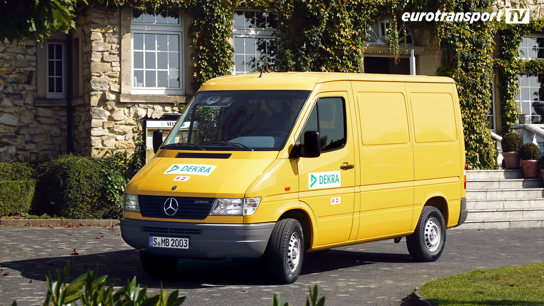 Ein gelber Mercedes Sprinter vor einem Schloss