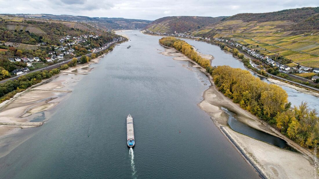 Ein nur gering beladenes Frachtschiff fährt bei extremem Niedrigwasser auf dem Rhein. Am Pegel Kaub werden weniger als 20 Zentimeter erwartet.